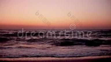 美丽的粉红色日落日出海面上，完全平静，飞翔的海鸥..