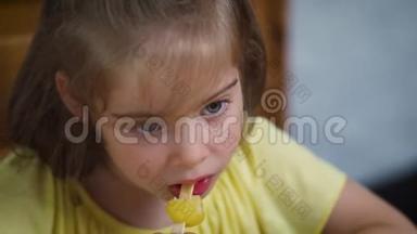美丽的小女孩吃着美味的彩色冰淇淋