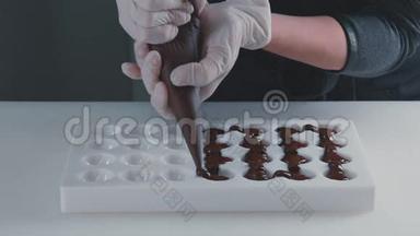 制作巧克力的形式.. 巧克力的模子。
