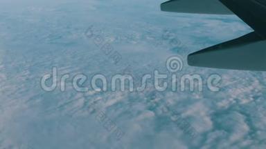 在美丽的空中云层上飞行的飞机机翼的景色