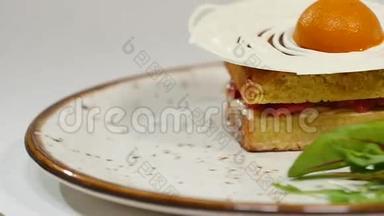 带草莓、果酱和鲜奶油的维多利亚海绵蛋糕，在白色背景上切下一块