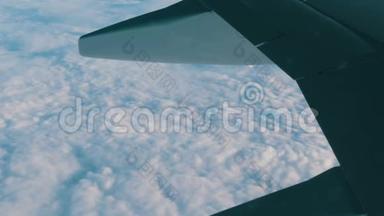 在美丽的空中云层上飞行的飞机机翼的景色
