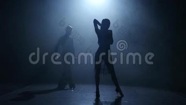 烟雾背景。 舞蹈元素从Jive，剪影夫妇舞厅