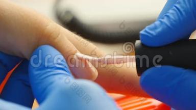 用刷子在指甲上涂指甲油，在手指上涂指甲油