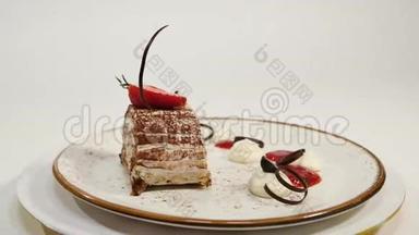 草莓蛋糕。 草莓短蛋糕。 一块奶油巧克力蛋糕放在心形盘子里，上面是心形的