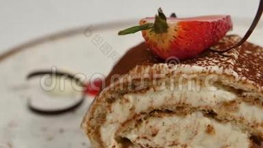 草莓蛋糕。 草莓短蛋糕。 一块奶油巧克力蛋糕放在心形盘子里，上面是心形的