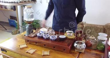酿造中国茶在陶瓷盖湾期间的茶道特写。 盖万和其他茶道工具