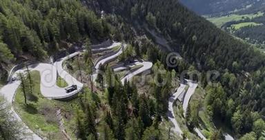 乘坐<strong>卡车</strong>和汽车在锯齿形上<strong>行驶</strong>的高山蛇形公路的鸟瞰图在欧洲瑞士上下行