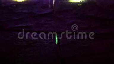 视频特写镜头喷泉水特色清水线和喷射改变颜色LED灯