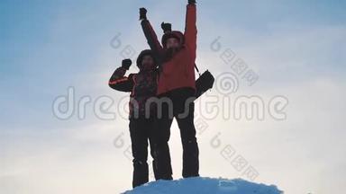 团队合作。 团体男冬雪山团队游客欢乐成功成就举起手欢乐目标