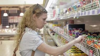 年轻女子在超市挑选婴儿用品