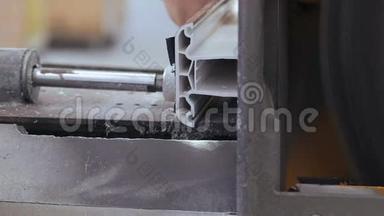 工厂机器用圆锯切割PVC型材。