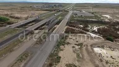 飞越犹他州纪念碑山谷的<strong>长高</strong>速公路-在亚利桑那州驾驶飞机飞越汽车。 俯视图无人机飞行画面