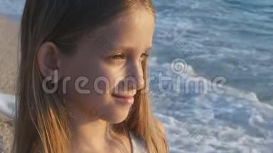 日落海滩上的儿童嬉戏，看海浪的儿童，沙滩上的女孩肖像