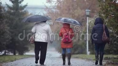人们带着<strong>雨</strong>伞在一个多<strong>雪</strong>多<strong>雨</strong>的秋天潮湿的日子里走在街上。 1920x1080。 恶劣天气