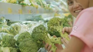 年轻的母亲和小女儿选择蔬菜杂货店