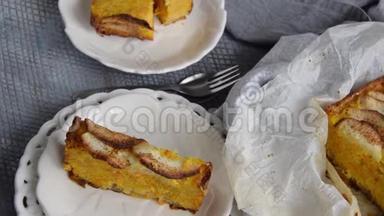 健康自制的苹果胡萝卜切片，配米粉，无麸质和无乳制馅饼