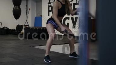 一个年轻女子在<strong>健身</strong>房训练