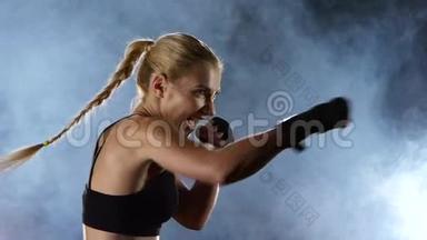 慢动作。 训练一个拳击手女孩的手击中目标。