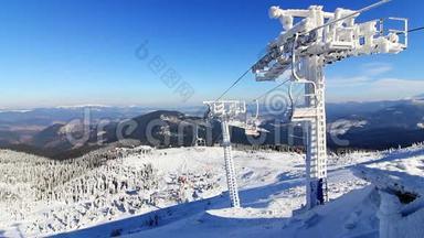 喀尔巴阡山冰雪覆盖滑雪缆车。