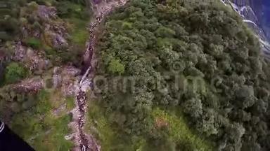跳伞员跳伞降落在被绿树覆盖的山上。 极<strong>端</strong>。 <strong>景</strong>观