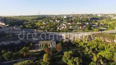 鸟瞰飞行摄像机飞过旧城堡。 尤克林。 a利沃夫。 皮格里斯。 野外旅游探险