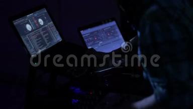 DJ在夜总会循环视频中在迪斯科舞厅刮擦唱片并在甲板上混音