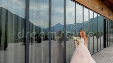 结婚纪念日。 卡兹贝吉酒店附近群山背景下的幸福新娘