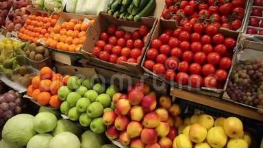 市场<strong>货架</strong>上的<strong>蔬菜</strong>和水果