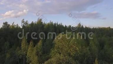 俄罗斯日落时的空中乡村景象