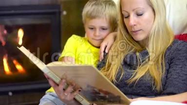妈妈和孩子们在圣诞节读书