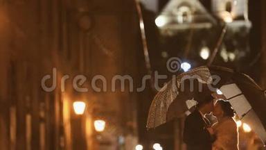 美丽的诺尔夫妇在<strong>雨中</strong>亲吻着夜城街道，躲在<strong>雨中</strong>的伞下