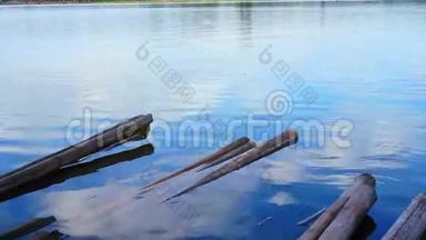 视频<strong>竹筏</strong>餐厅坐在湖边，美丽的蓝天