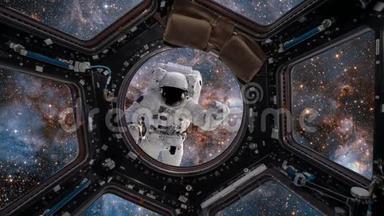 从舷窗空间站观看。 宇航员在<strong>太空</strong>中以<strong>银河系</strong>和星系团为背景