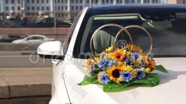 婚礼花束躺在车上。 很漂亮的花束。 <strong>结婚纪念日</strong>。 夏日。 鲜花