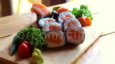 三文鱼北崎寿司漂亮的展示在木板上。 日本料理