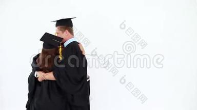 开朗毕业的同学互相拥抱.