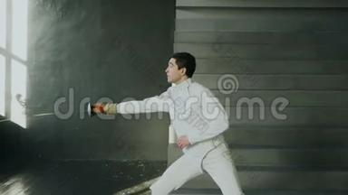 在室内的工作室里进行击剑运动员训练