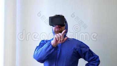 一个戴着虚拟现实面具的人<strong>环顾四周</strong>，操纵周围的环境