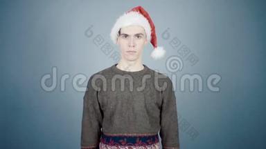 穿着针织毛衣和圣诞帽的年轻人穿上狂欢节服装细节圣诞准备