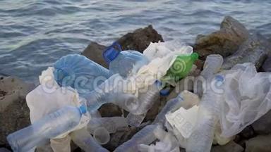 海洋环境问题中的塑料污染。 塑料杯，运输袋，瓶子和吸管倾倒在海里