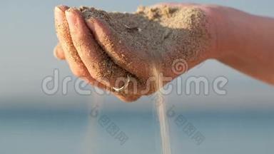 女人用手指在沙滩上打着<strong>毛毛雨</strong>