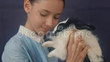 有趣的复活节兔子在和那个女孩玩。