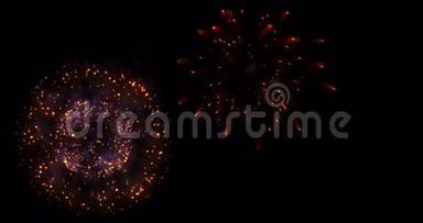 五颜六色的抽象闪烁的火花庆祝烟花灯在黑色的背景，彩色喜庆的新年假期