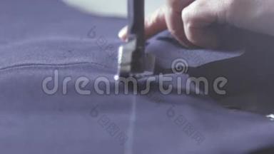 裁剪布料。 在一家纺织厂，蓝色裁剪了服装面料。