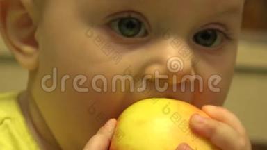 可爱的婴儿吃苹果，第一个牙齿。 先试着咀嚼。 4K<strong>超高清</strong>，<strong>超高清</strong>
