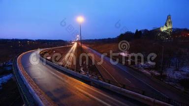 4K超高清一条繁忙的高速公路在白天变成夜晚的时间