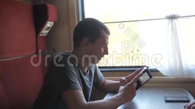 男子旅行者放松在火车上听音乐和微笑通过生活方式通过社交媒体的图片。 慢慢慢慢