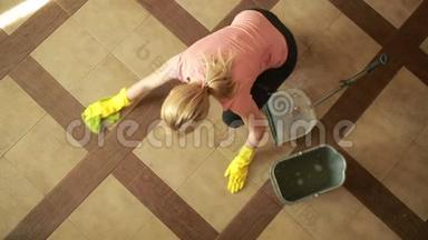 女人<strong>打扫</strong>地板。 戴手套的女孩<strong>打扫</strong>厨房