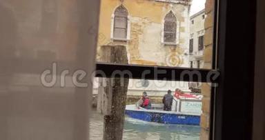船与货物航行在运河威尼斯